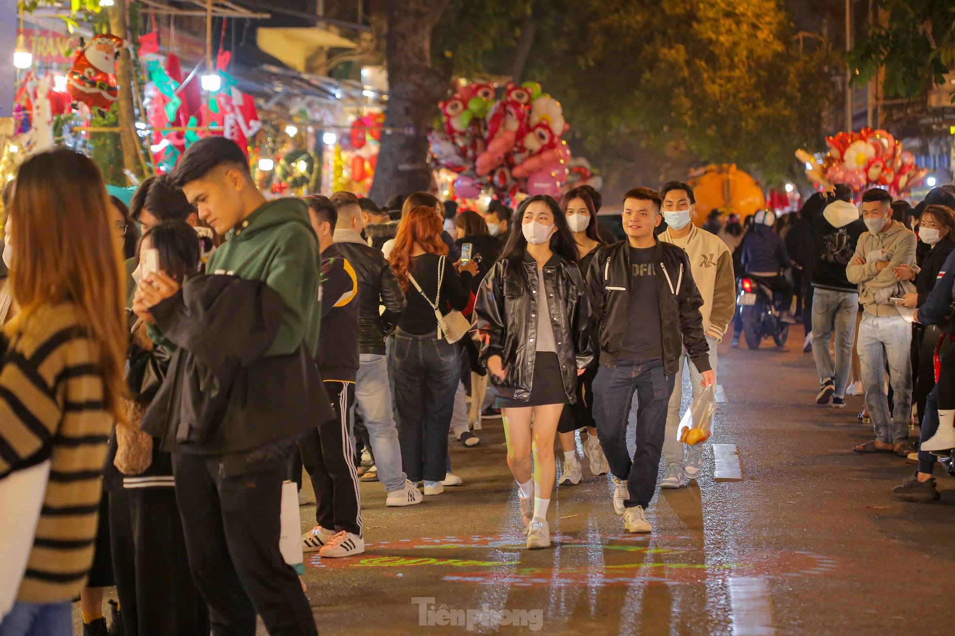 Người Hà Nội chen nhau chụp ảnh trên phố Hàng Mã đón Giáng sinh sớm - Ảnh 2.