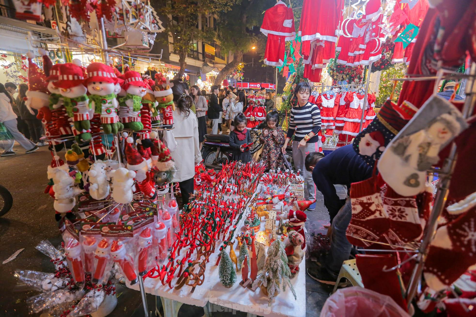 Người Hà Nội chen nhau chụp ảnh trên phố Hàng Mã đón Giáng sinh sớm - Ảnh 4.