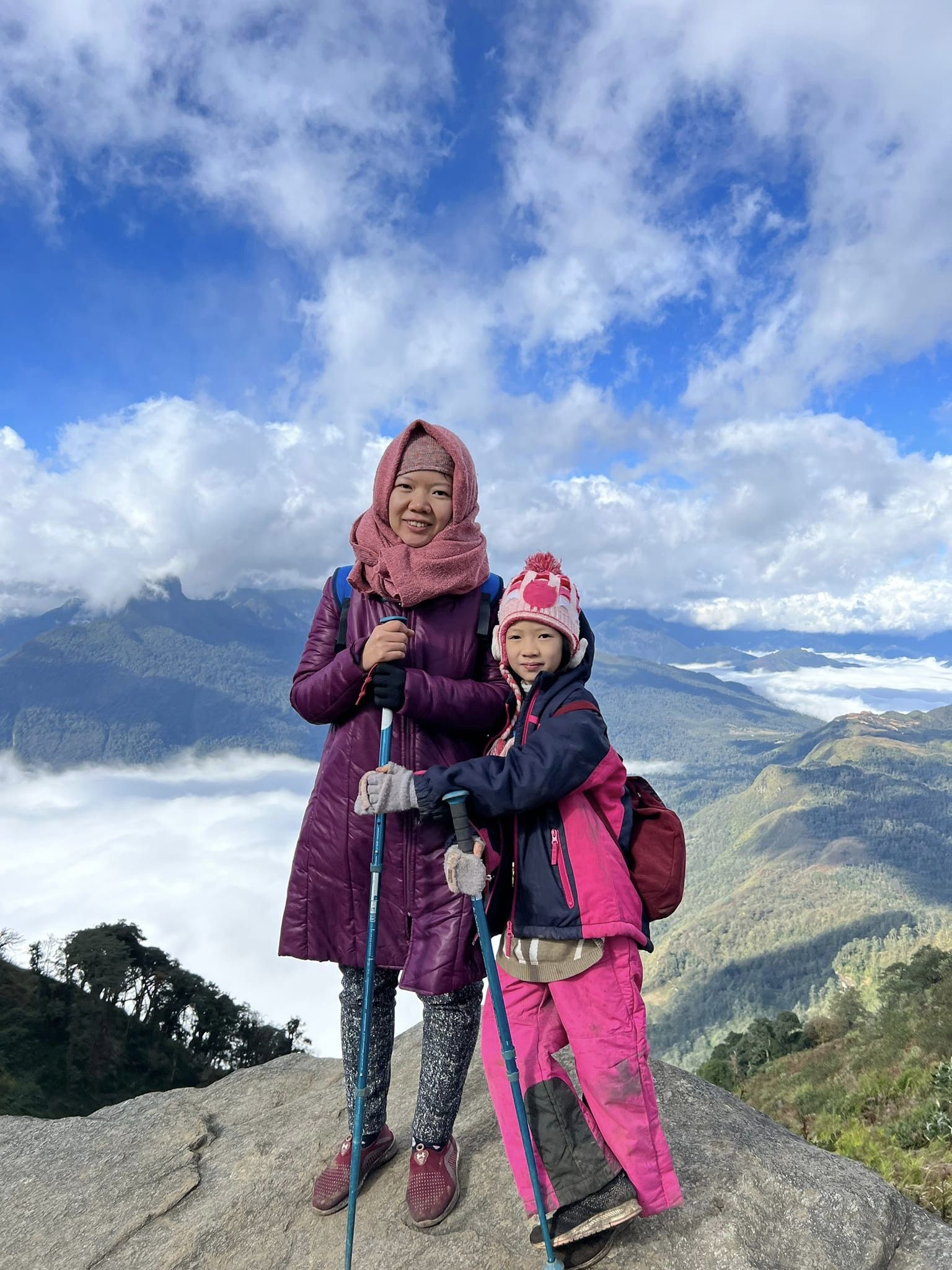 Bé gái 7 tuổi chinh phục núi Lảo Thẩn, chia sẻ hình ảnh săn mây tuyệt đẹp tại &quot;nóc nhà của Y Tý&quot; - Ảnh 4.