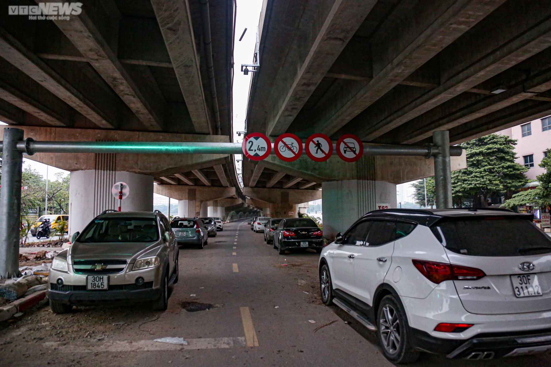 Hà Nội: Cầu vòm 65 tỷ đồng dành cho xe máy biến thành bãi đỗ ô tô, nơi đổ rác - Ảnh 4.