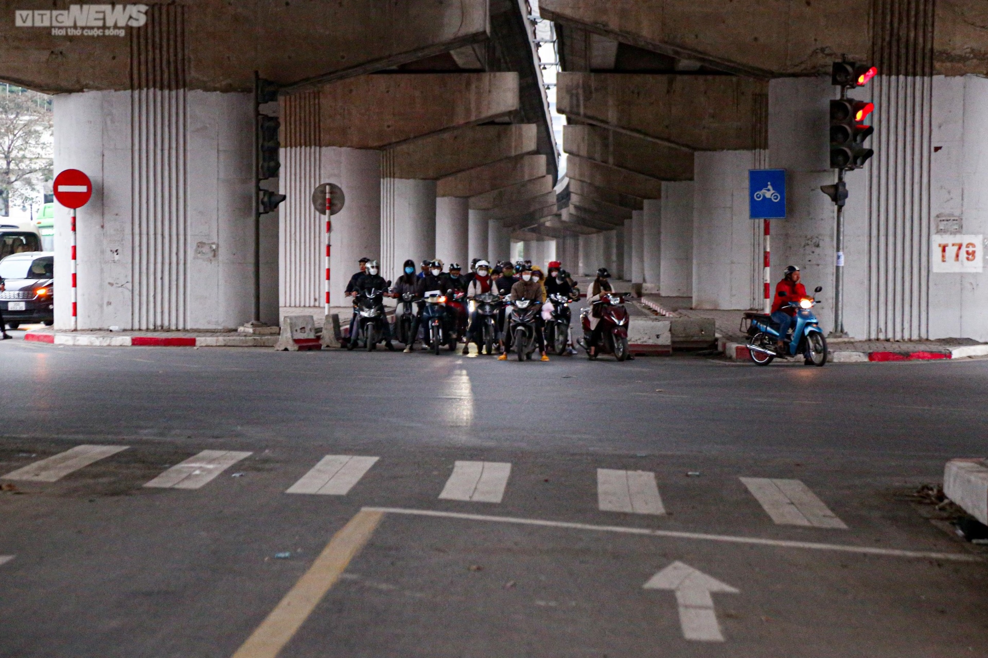 Hà Nội: Cầu vòm 65 tỷ đồng dành cho xe máy biến thành bãi đỗ ô tô, nơi đổ rác - Ảnh 10.