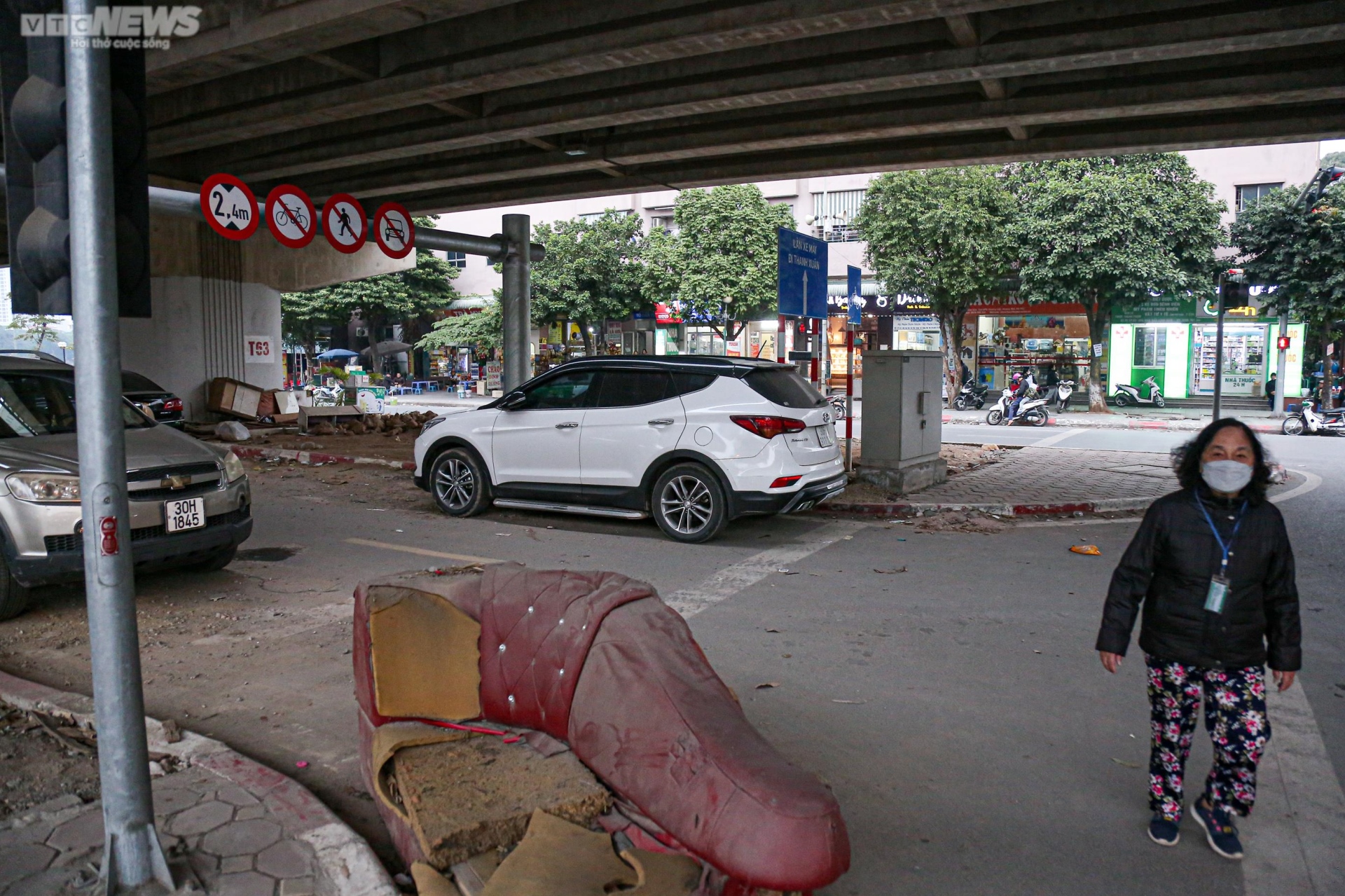 Hà Nội: Cầu vòm 65 tỷ đồng dành cho xe máy biến thành bãi đỗ ô tô, nơi đổ rác - Ảnh 7.