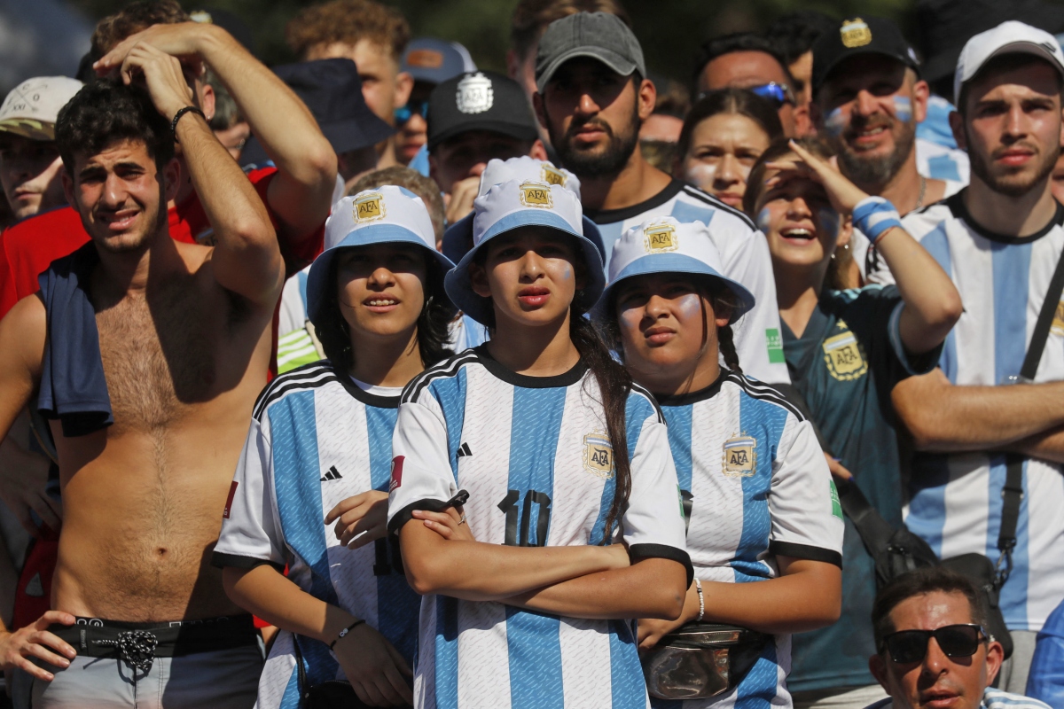 CĐV Argentina phủ kín đường phố khi Messi và đồng đội vào chung kết World Cup - Ảnh 2.