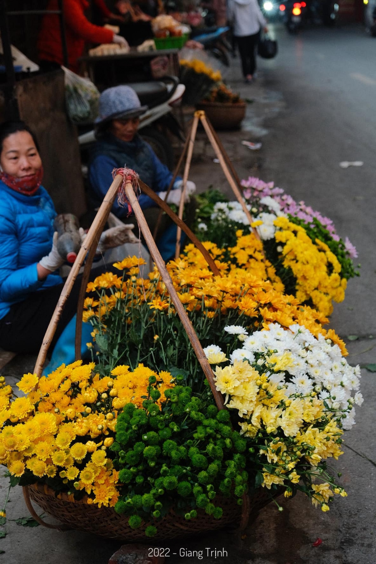 Phố phường Hà Nội rực rỡ sắc màu với những gánh hàng hoa - Ảnh 6.