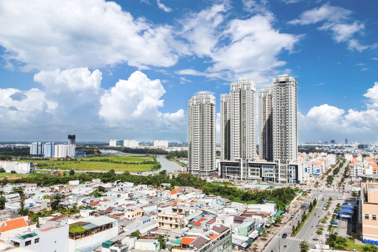 Mức tăng giá nhà/thu nhập của Việt Nam đã vượt Singapore, người Việt ngày càng khó mua nhà - Ảnh 1.