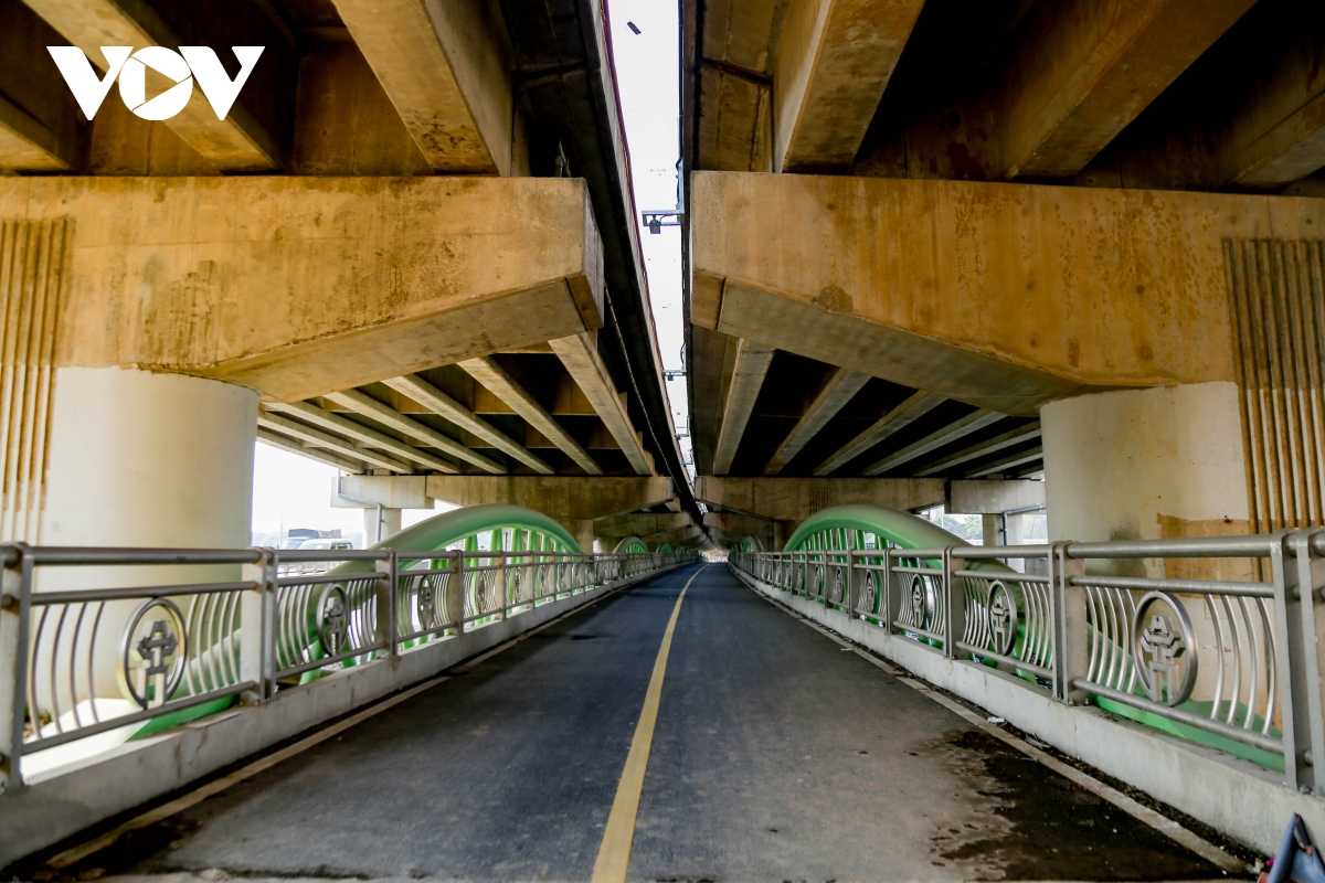 Cầu vòm sắt vượt hồ Linh Đàm trị giá 65 tỷ đồng bị biến thành bãi đỗ xe tự phát - Ảnh 3.