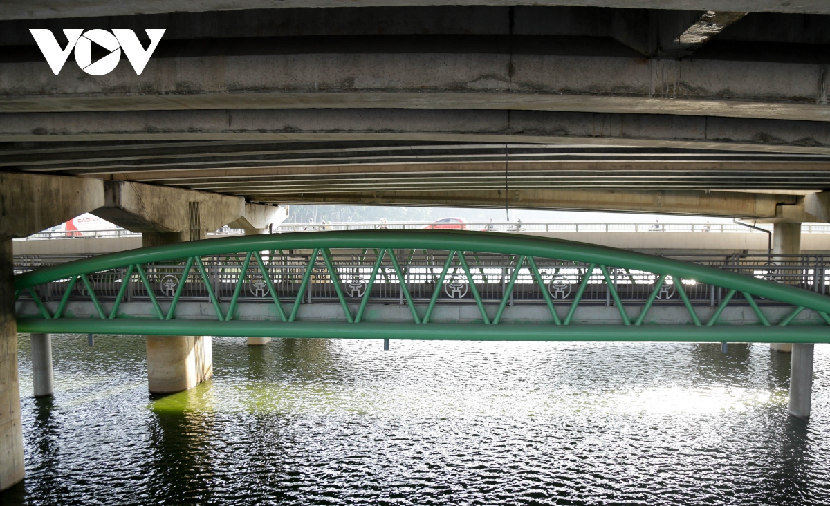 Cầu vòm sắt vượt hồ Linh Đàm trị giá 65 tỷ đồng bị biến thành bãi đỗ xe tự phát - Ảnh 11.