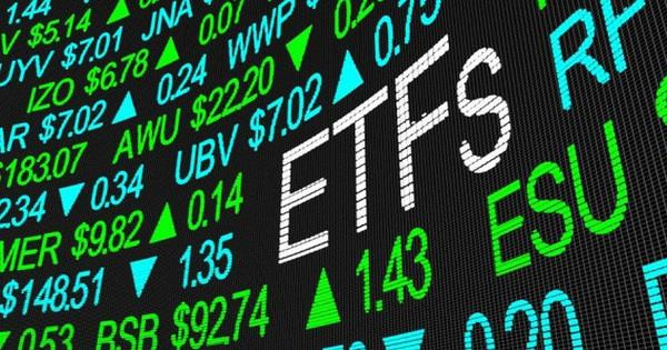 Bộ đôi quỹ ETF ngoại bất ngờ hút ròng hàng nghìn tỷ đồng ngay trước thềm cơ cấu danh mục - Ảnh 1.