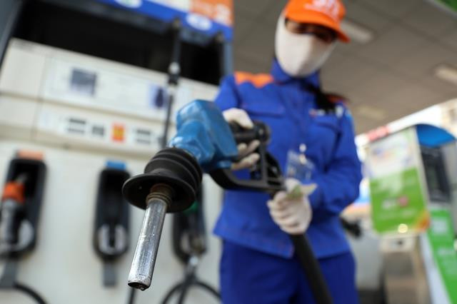 VNDirect: Giá dầu về 90 USD/thùng trong năm 2023, Petrolimex và PV OIL sẽ có thêm thị phần - Ảnh 1.
