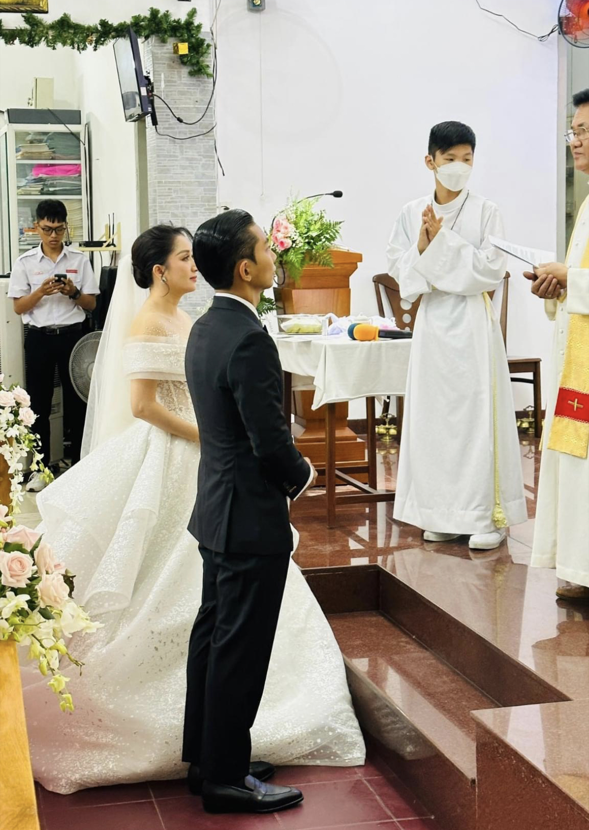 Khánh Thi - Phan Hiển tổ chức hôn lễ ở nhà thờ, hé lộ thêm loạt ảnh cưới cực xịn  - Ảnh 2.
