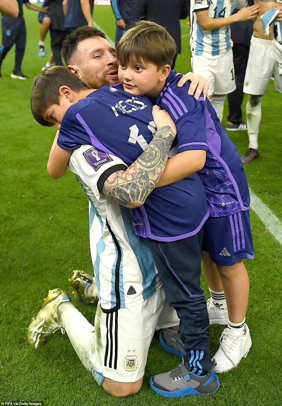 Ảnh con trai Messi 'ngất xỉu' trên sân gây sốt - Ảnh 4.