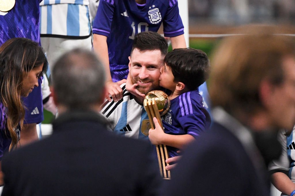 Khoảnh khắc tình nhất World Cup 2022: Messi hạnh phúc ôm vợ và cúp vàng thế giới vào lòng - Ảnh 5.