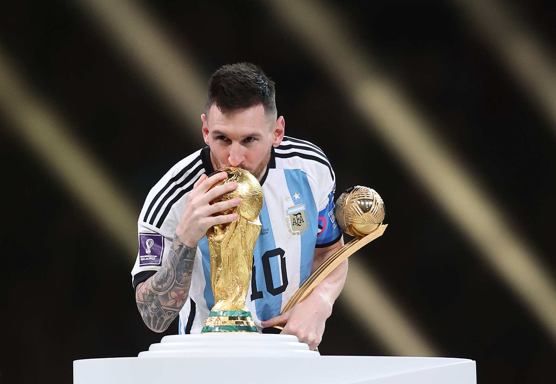 Sự thật thú vị về Cúp vàng World Cup: chiếc cúp Messi nhận được chỉ là bản sao và FIFA sắp thay cúp mới vì... không còn đủ chỗ khắc tên cho nhà vô địch - Ảnh 1.