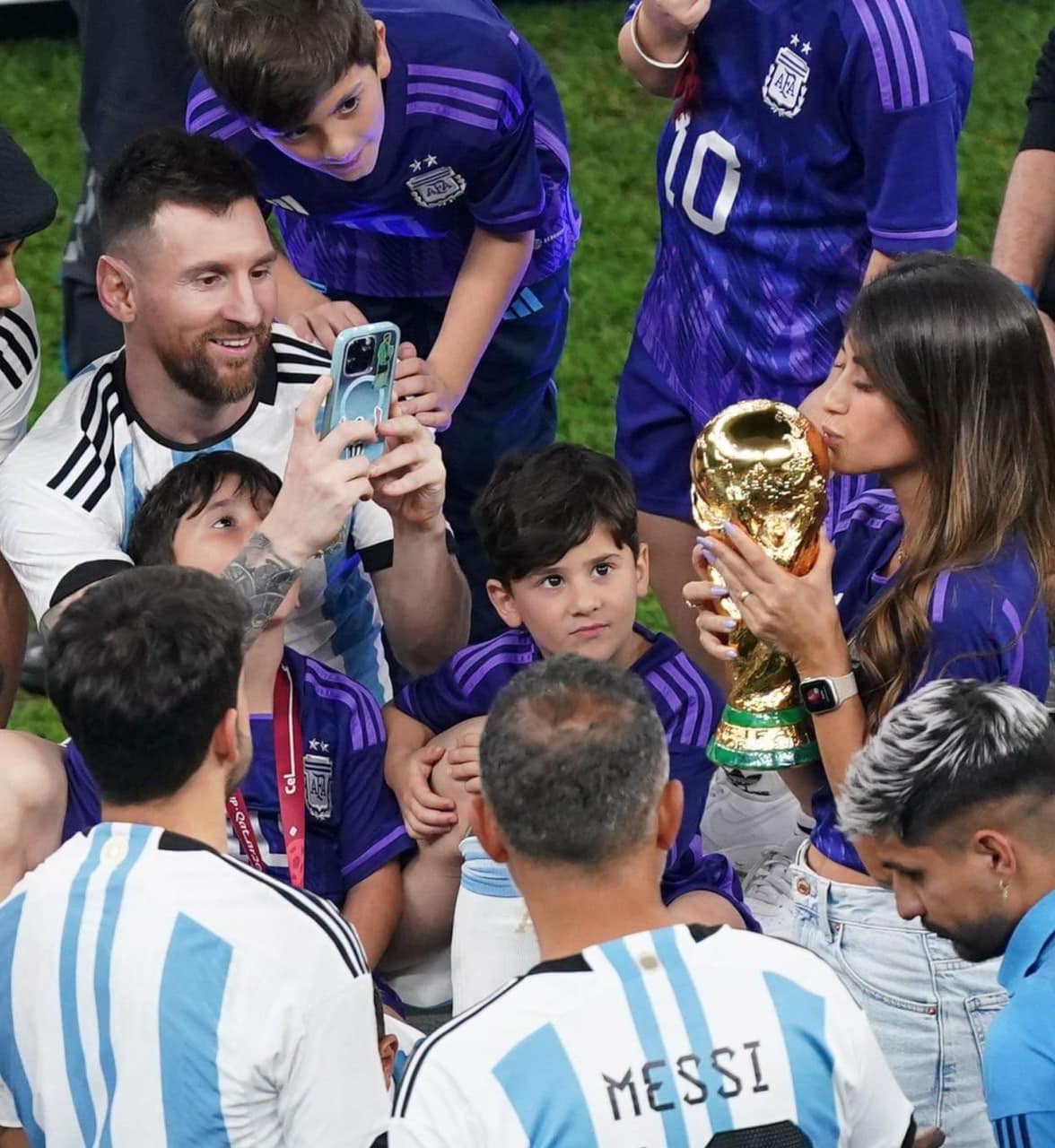 Loạt khoảnh khắc dễ thương của Messi cùng vợ và 3 nhóc tỳ khi nhận cúp vô địch World Cup 2022 - Ảnh 3.