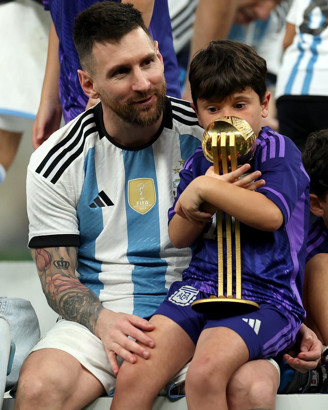 Ảnh con trai Messi 'ngất xỉu' trên sân gây sốt - Ảnh 2.