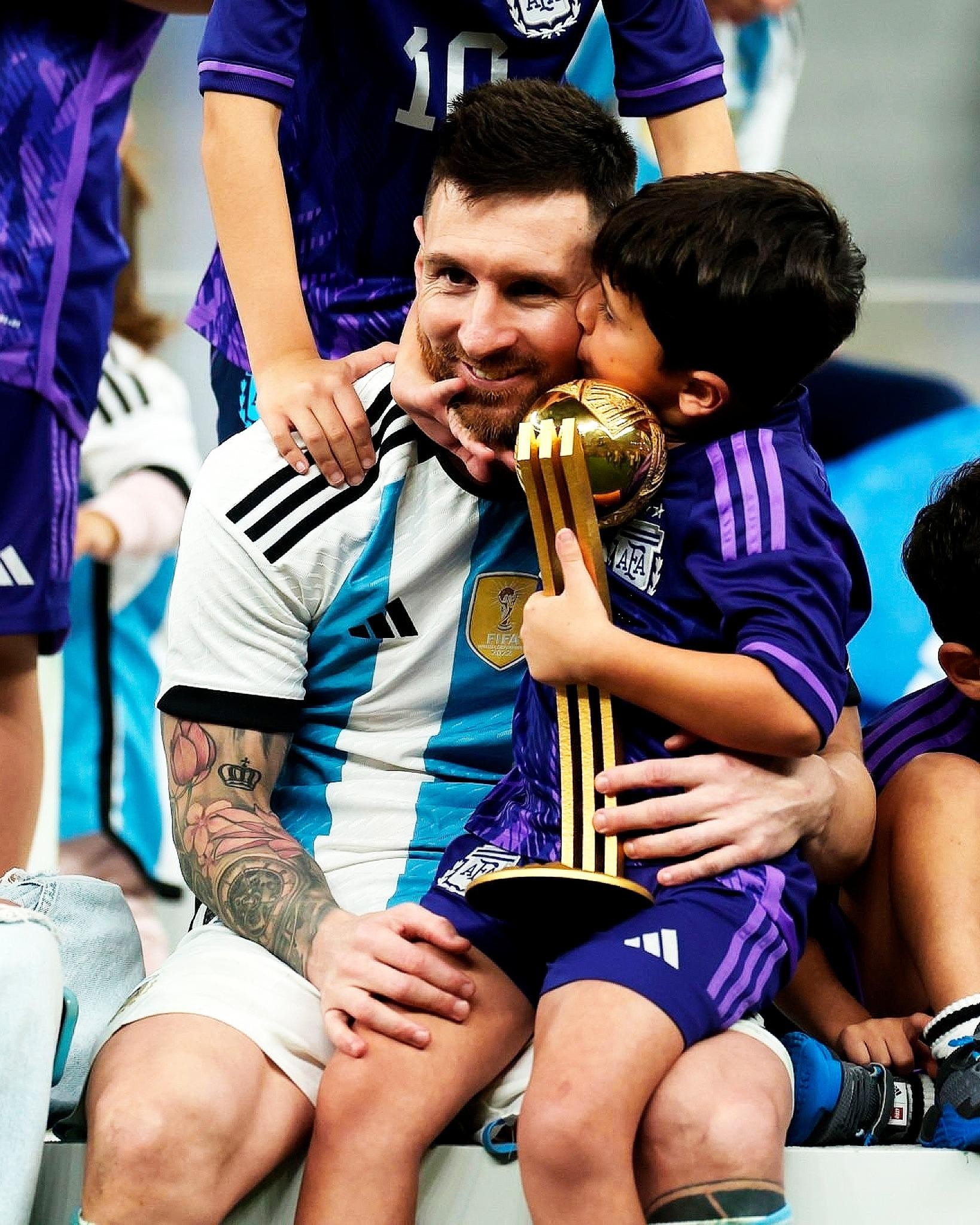 Ảnh con trai Messi 'ngất xỉu' trên sân gây sốt - Ảnh 3.