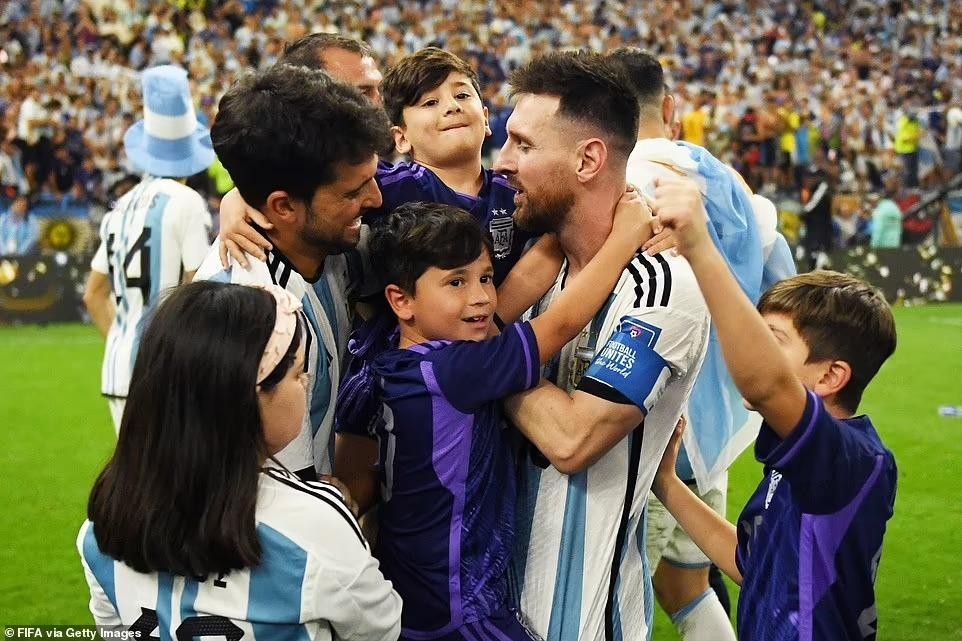 Ảnh con trai Messi 'ngất xỉu' trên sân gây sốt - Ảnh 1.