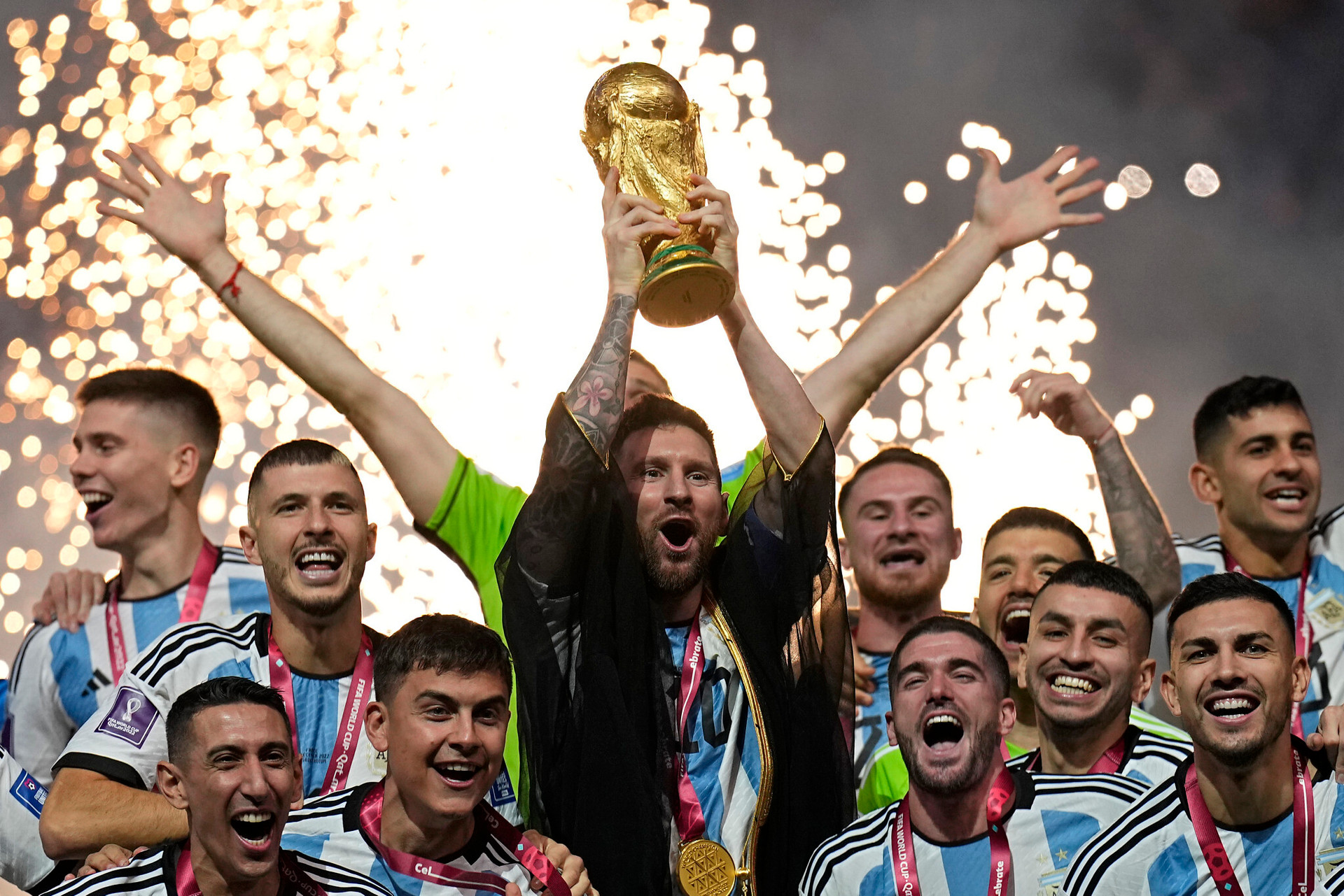 World Cup trophy: Chiếc cúp vô địch World Cup là niềm khát khao của tất cả các đội bóng tham gia giải đấu lớn nhất của bóng đá. Chiêm ngưỡng hình ảnh chiếc cúp quý giá này và những câu chuyện đằng sau nó sẽ khiến bạn thêm phần hứng thú khi theo dõi giải đấu tuyệt vời này.