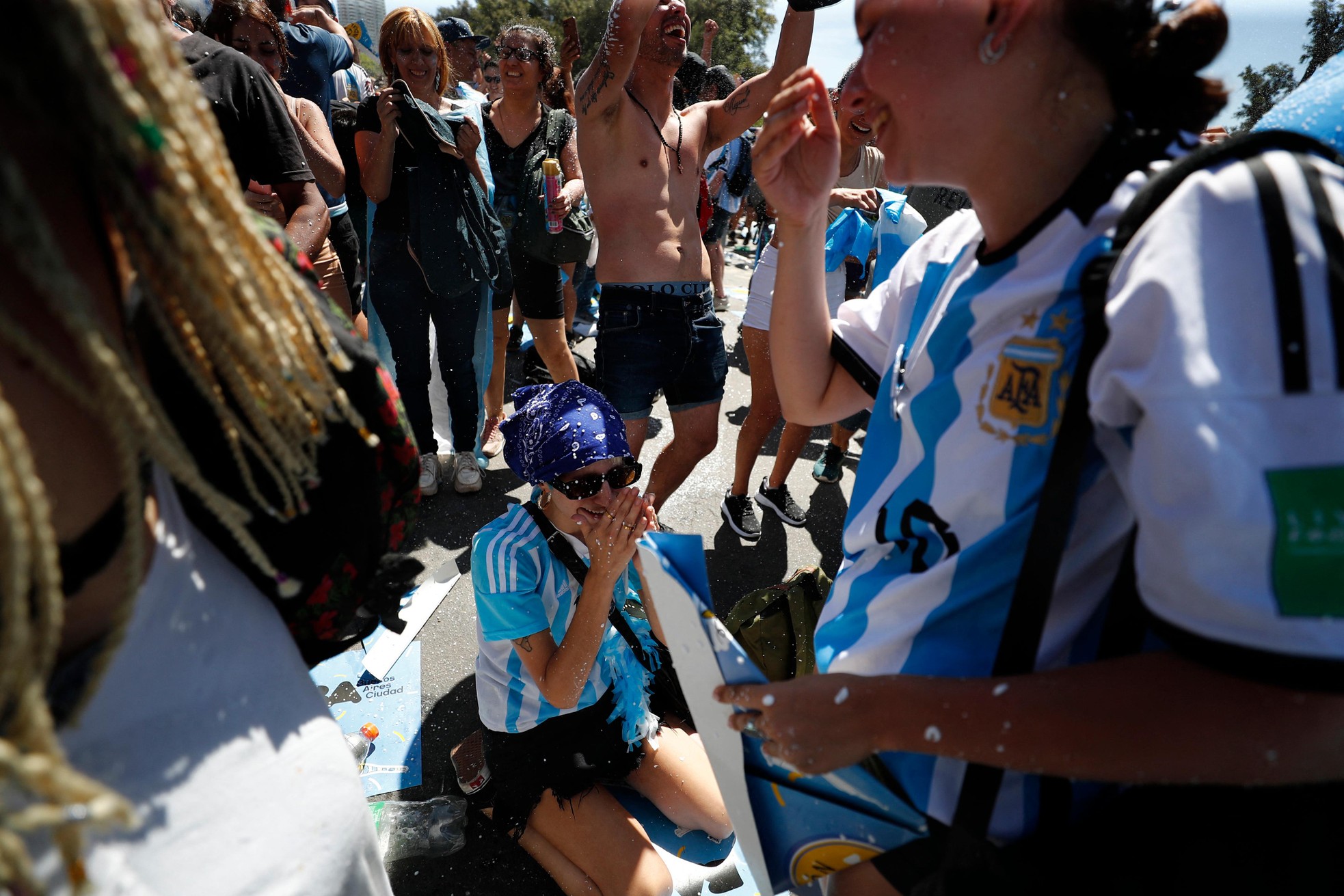 Thủ đô Argentina chìm trong mưa nước mắt vì hạnh phúc - Ảnh 4.