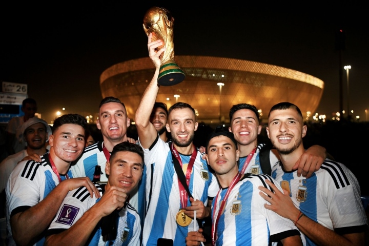 Argentina vô địch, Messi và đồng đội lên xe buýt 2 tầng rước cúp khắp phố Qatar - Ảnh 4.