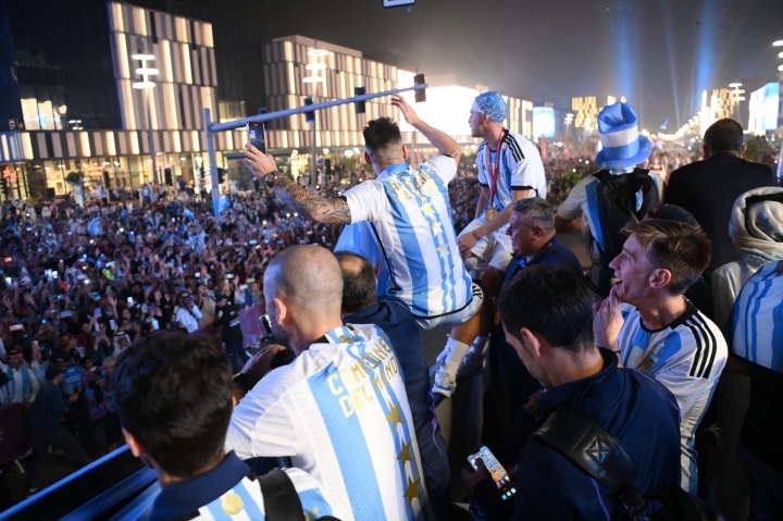 Argentina vô địch, Messi và đồng đội lên xe buýt 2 tầng rước cúp khắp phố Qatar - Ảnh 7.