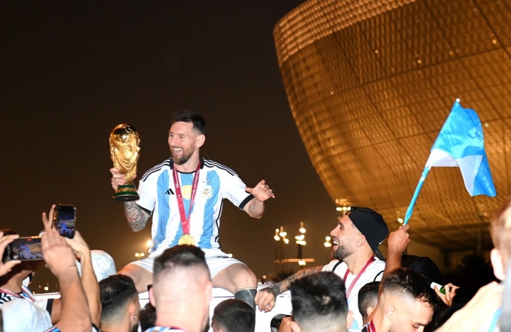 Argentina vô địch, Messi và đồng đội lên xe buýt 2 tầng rước cúp khắp phố Qatar - Ảnh 3.