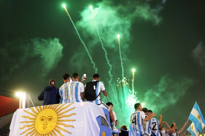 Argentina vô địch, Messi và đồng đội lên xe buýt 2 tầng rước cúp khắp phố Qatar - Ảnh 6.