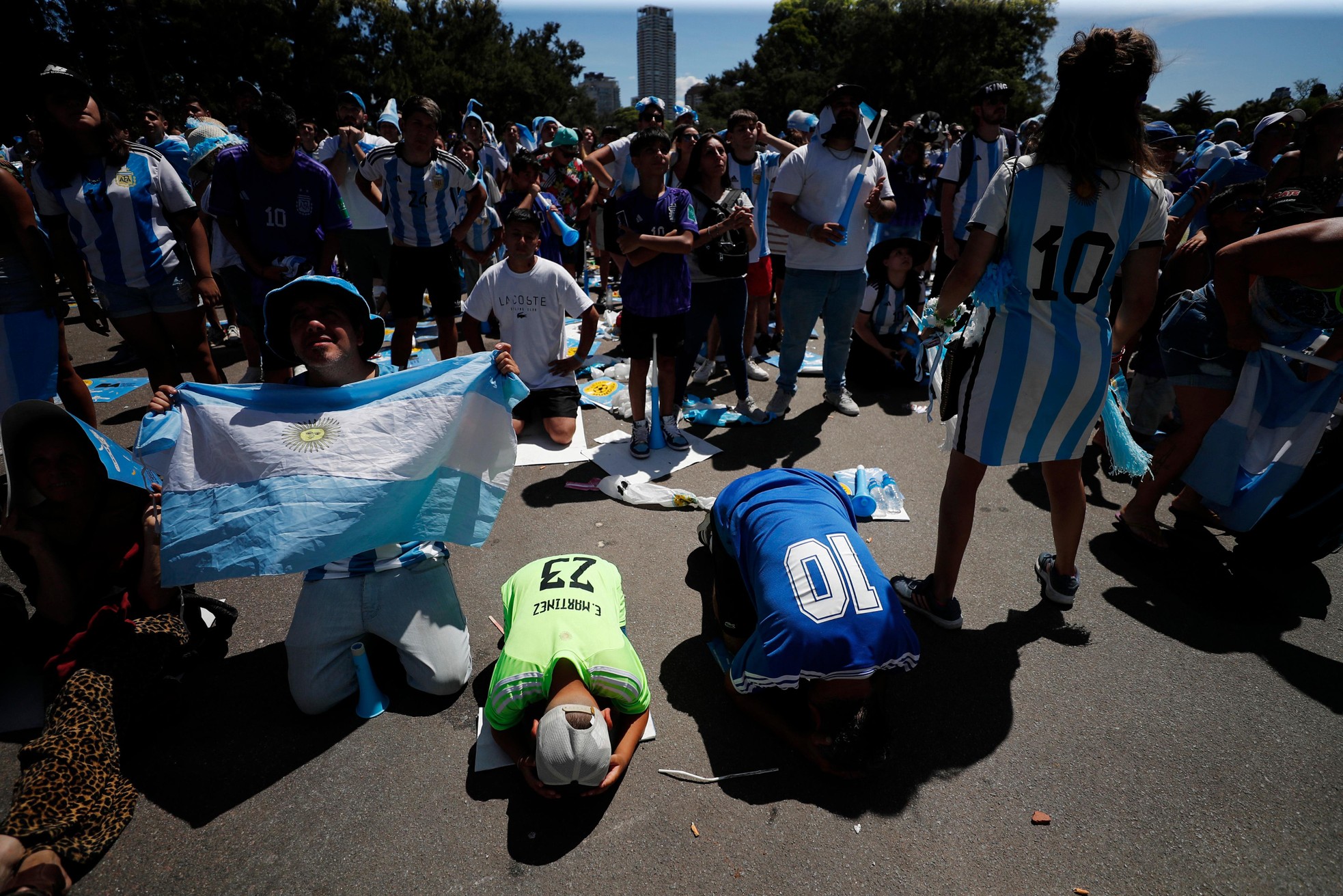 Thủ đô Argentina chìm trong mưa nước mắt vì hạnh phúc - Ảnh 7. Thủ đô Argentina chìm trong mưa nước mắt vì hạnh phúc - Ảnh 7.