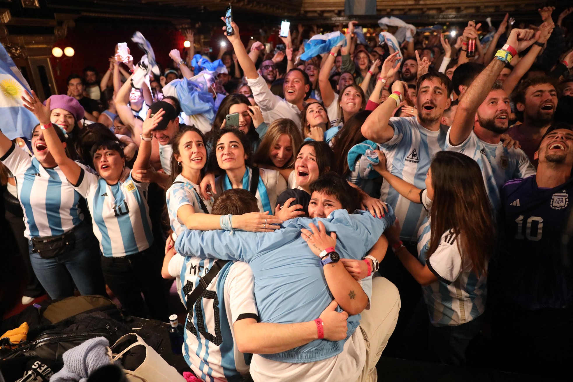 Thủ đô Argentina chìm trong mưa nước mắt vì hạnh phúc - Ảnh 9.
