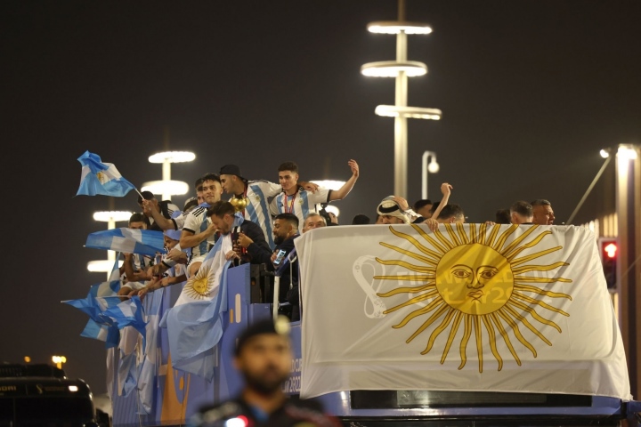 Argentina vô địch, Messi và đồng đội lên xe buýt 2 tầng rước cúp khắp phố Qatar - Ảnh 1.