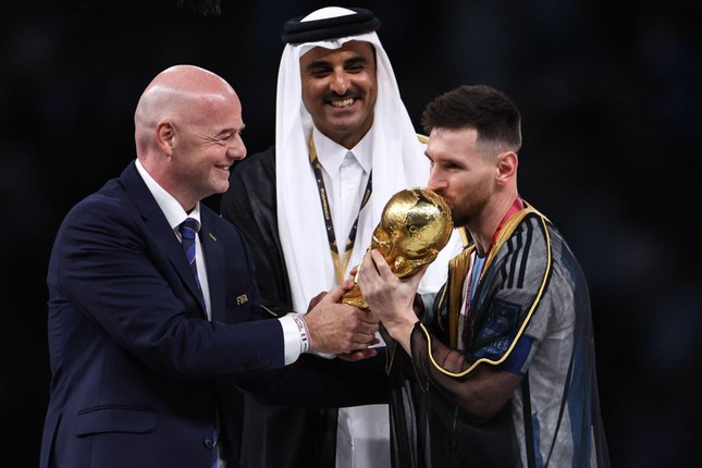 Tại sao Messi mặc áo choàng đen nâng Cúp, và nó có ý nghĩa gì? - Ảnh 3.