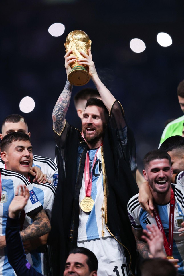 Hình ảnh Messi nâng cúp tràn đầy cảm xúc và sự kiêu hãnh. Bất kể bạn là ai, đội bóng yêu thích của bạn là gì, hãy xem ảnh này để cảm nhận được tình yêu và đam mê của Messi với bóng đá, và hy vọng sẽ truyền cảm hứng cho bạn để tiếp tục nỗ lực và đạt được thành công.