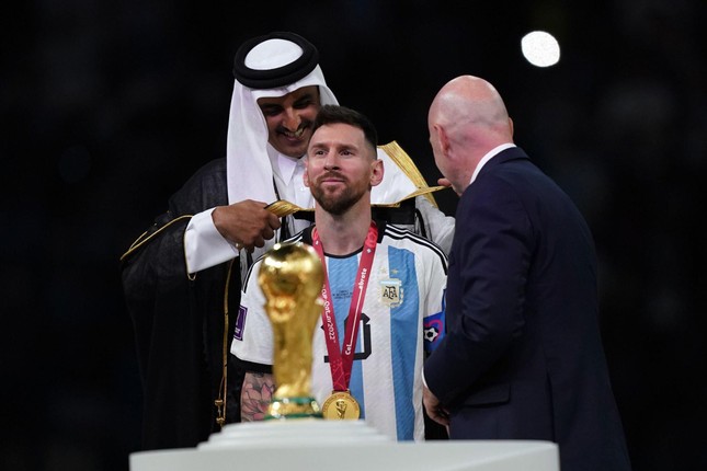 Tại sao Messi mặc áo choàng đen nâng Cúp, và nó có ý nghĩa gì? - Ảnh 2.