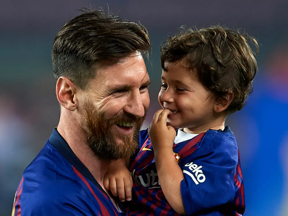 3 chàng quý tử của Messi: Thấy bố khóc con ‘cười như được mùa’, thẳng thừng chê nhà vô địch đá tệ, thần tượng CR7 và Mbappe bất chấp - Ảnh 1.