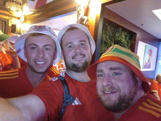 'Quả cảm' như cổ động viên xứ Wales: Bị bạn gái phản đối vẫn 'liều mình' bay thẳng sang Qatar xem World Cup ngay trong đêm, sếp gọi mới chịu về - Ảnh 2. 'Quả cảm' như cổ động viên xứ Wales: Bị bạn gái phản đối vẫn 'liều mình' bay thẳng sang Qatar xem World Cup ngay trong đêm, sếp gọi mới chịu về - Ảnh 2.