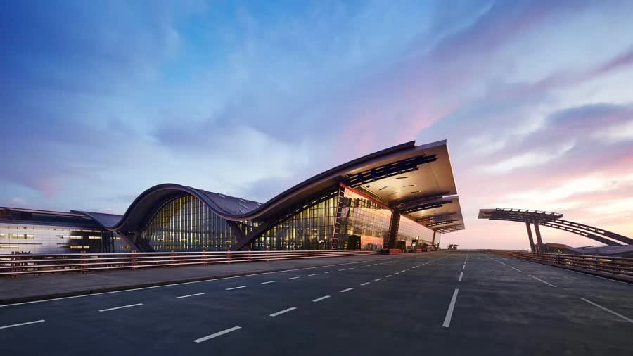 Chiêm ngưỡng sân bay xa hoa nhất thế giới tại Qatar: Mang trọn kiến trúc của tương lai, bên ngoài tựa cơn sóng, bên trong gây choáng ngợp  - Ảnh 1.