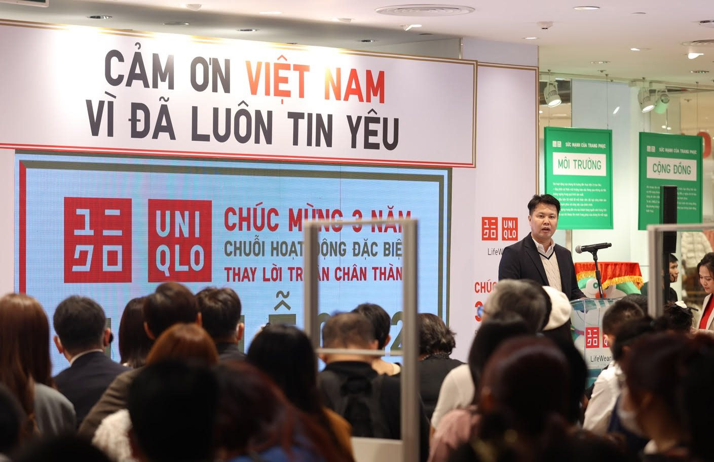 Uniqlo đánh dấu 3 năm gia nhập Việt Nam: Ra mắt BST nghệ thuật lớn nhất từ trước đến nay, đưa thương hiệu Việt như Marou, Pizza 4P's, ...Ka lên áo phông - Ảnh 1.