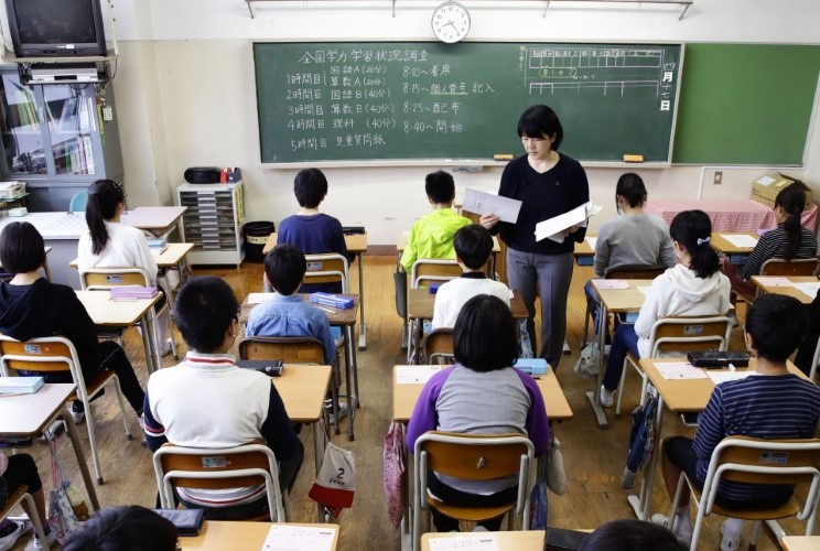 Bi kịch &quot;làm việc tới chết&quot; của giáo viên Nhật Bản: Số giờ làm dài nhất thế giới, gánh vác từ việc giám sát học trò tới dọn vệ sinh sau giờ học - Ảnh 3.