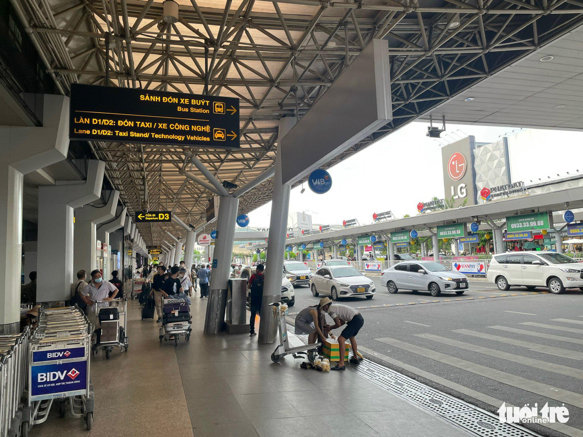 Sân bay Tân Sơn Nhất: Nhiều hãng dự kiến không soát giấy tờ ở cửa máy bay trong cao điểm Tết - Ảnh 1.