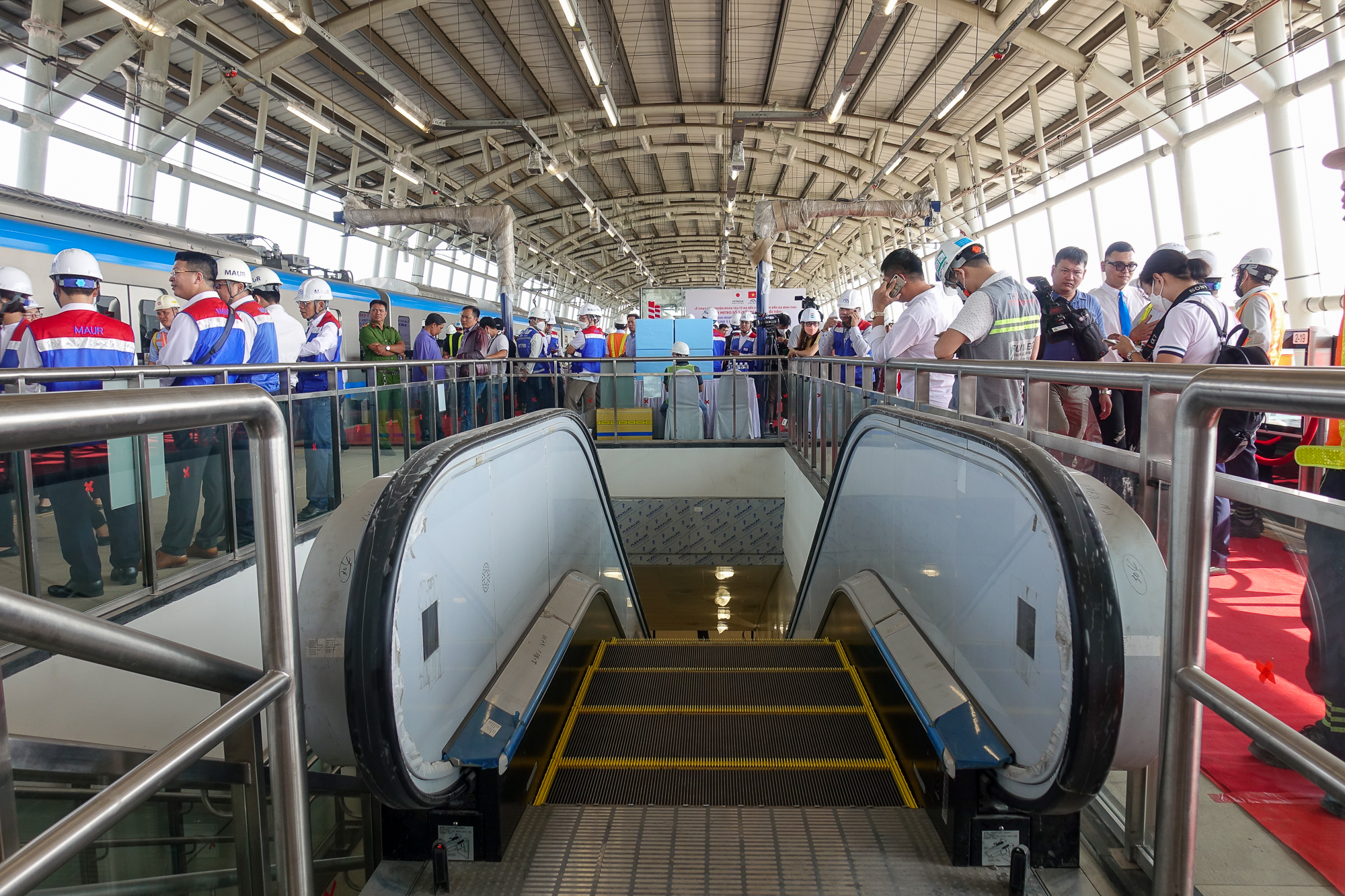 Tàu Metro số 1 TP.HCM chính chức lăn bánh chạy thử, khách thích thú lần đầu tiên được trải nghiệm  - Ảnh 2.