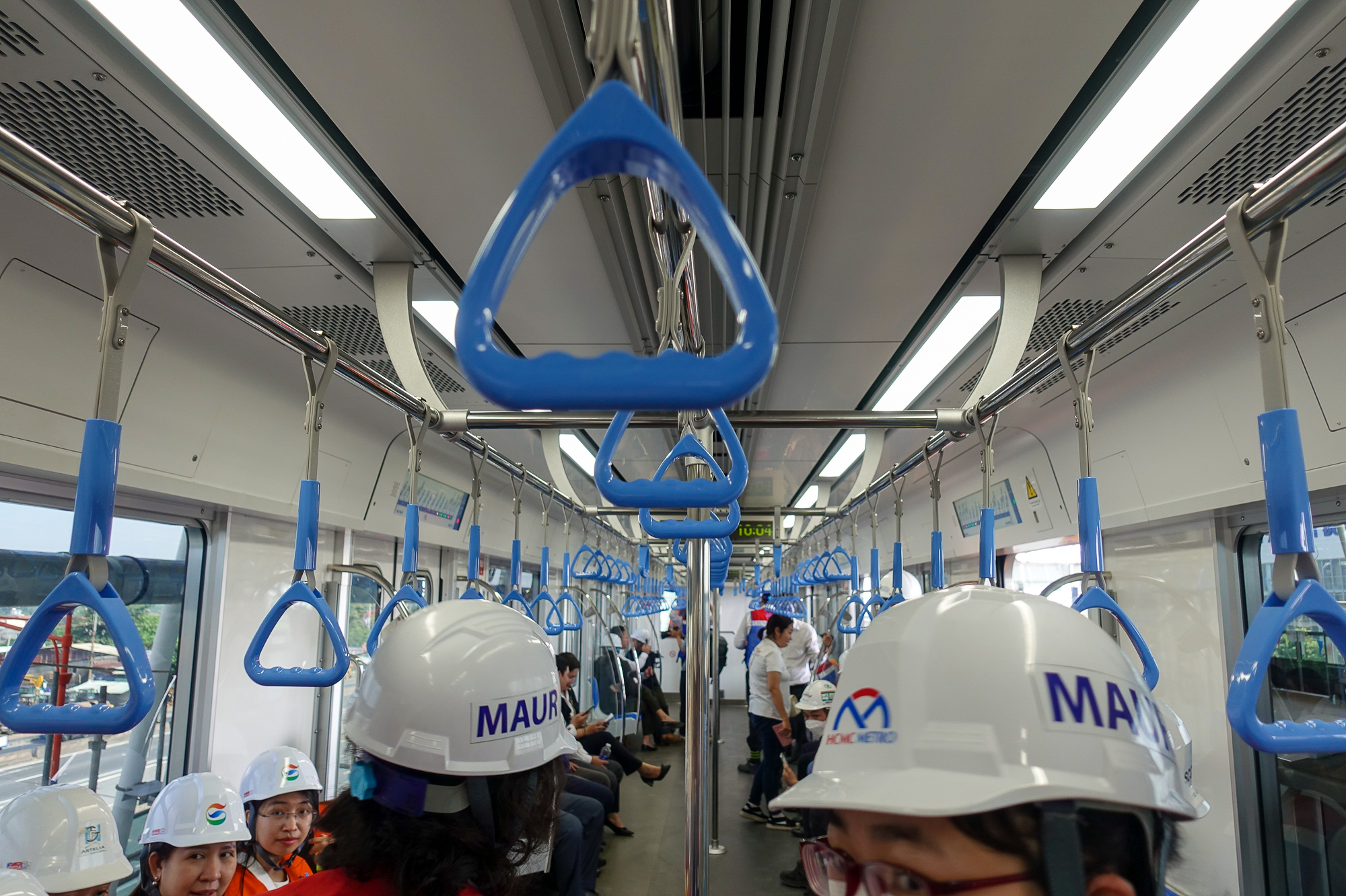 Tàu Metro số 1 TP.HCM chính chức lăn bánh chạy thử, khách thích thú lần đầu tiên được trải nghiệm  - Ảnh 9.