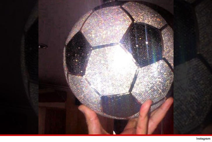 &quot;Quả bóng vàng 2022&quot; Karim Benzema từng chi 6 tỷ đồng mua quả bóng đá nạm kim cương - Ảnh 2.
