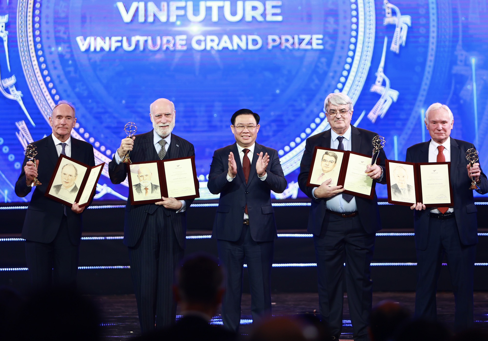 Các 'huyền thoại Internet' thắng giải thưởng 3 triệu USD của VinFuture 2022 - Ảnh 1.