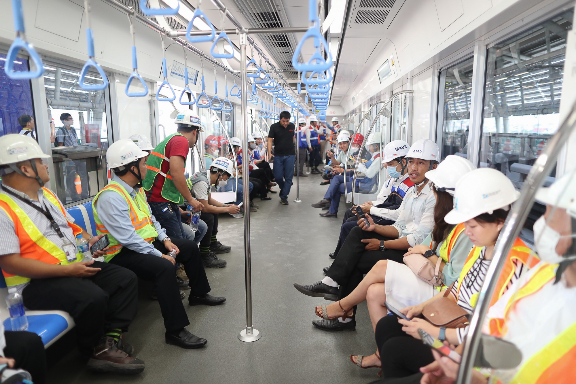 Tàu Metro số 1 TP.HCM chính chức lăn bánh chạy thử, khách thích thú lần đầu tiên được trải nghiệm  - Ảnh 7.