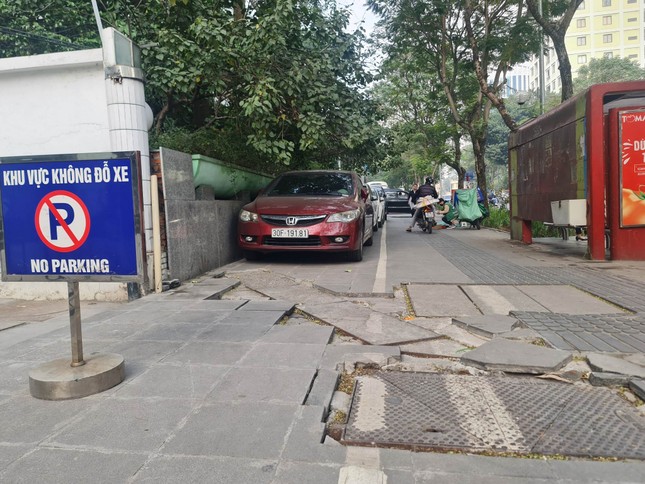 Nhiều quận ở Hà Nội bắt đầu dẹp bãi xe ô tô trên vỉa hè - Ảnh 3.