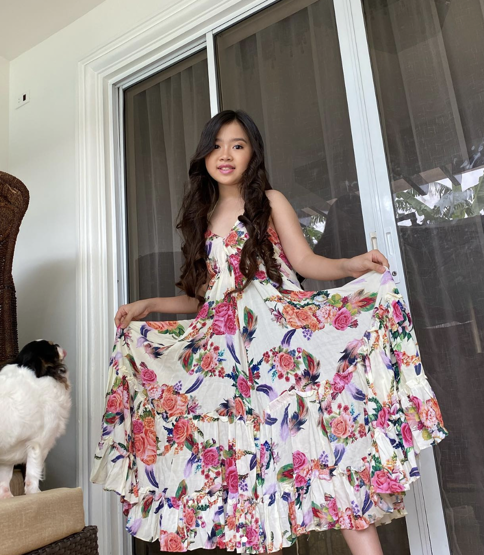 Cô nhóc từng bị đồn được đại gia Dubai nhận nuôi nhờ gương mặt thiên thần: 8 năm sau lớn cực xinh, tự kiếm được thu nhập khổng lồ - Ảnh 6. Cô nhóc từng bị đồn được đại gia Dubai nhận nuôi nhờ gương mặt thiên thần: 8 năm sau lớn cực xinh, tự kiếm được thu nhập khổng lồ - Ảnh 6.