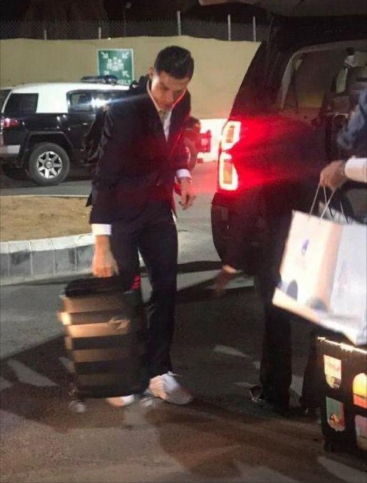 Báo Pháp: Ronaldo đã đồng ý đến thi đấu ở Saudi Arabia - Ảnh 2. Báo Pháp: Ronaldo đã đồng ý đến thi đấu ở Saudi Arabia - Ảnh 2.