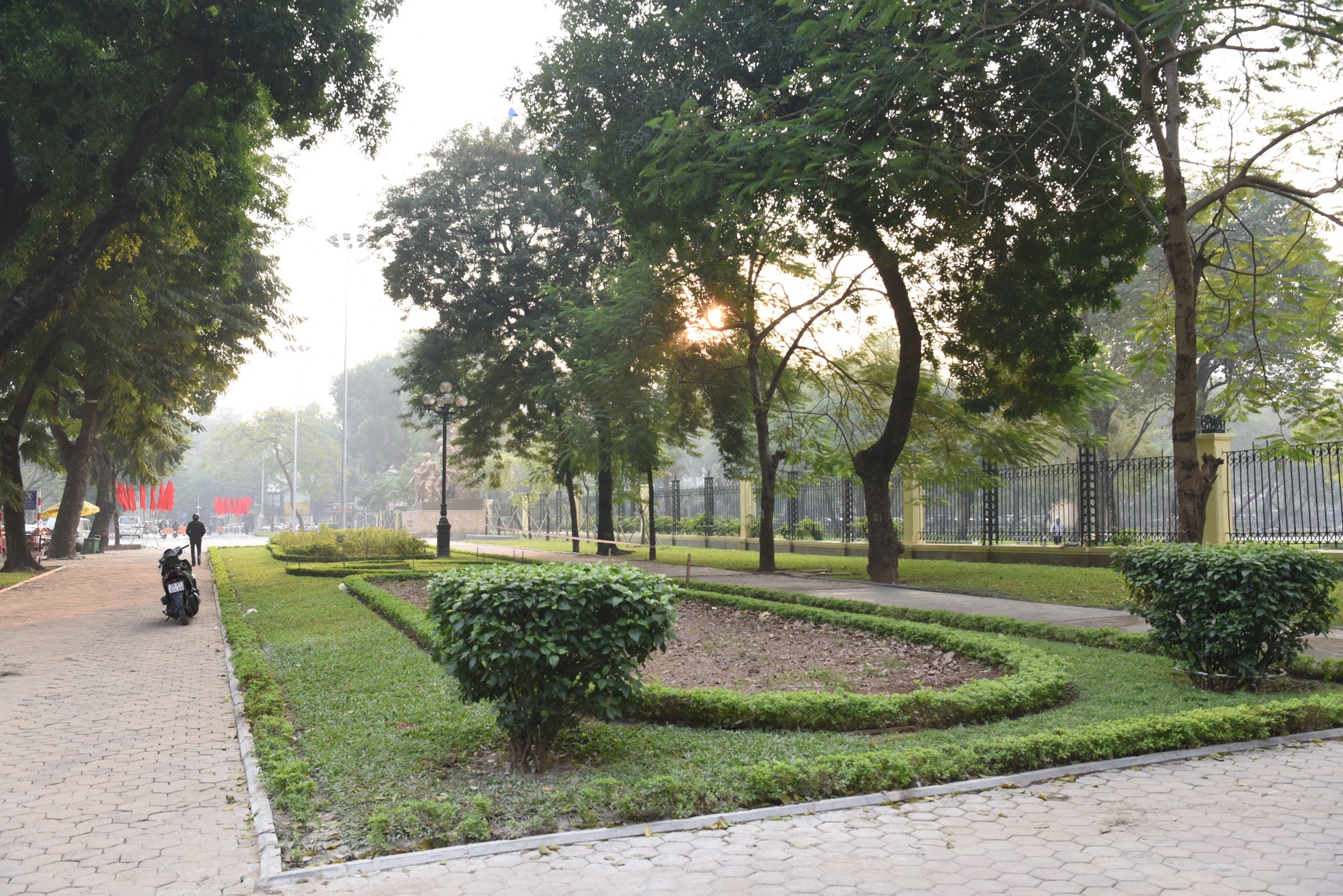 Hà Nội bắt đầu hạ rào công viên Thống Nhất - Ảnh 1.