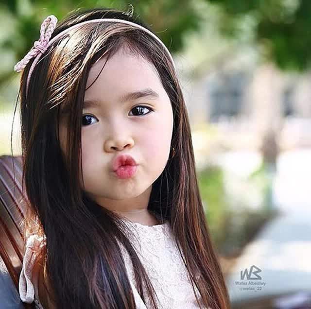Cô nhóc từng bị đồn được đại gia Dubai nhận nuôi nhờ gương mặt thiên thần: 8 năm sau lớn cực xinh, tự kiếm được thu nhập khổng lồ - Ảnh 2. Cô nhóc từng bị đồn được đại gia Dubai nhận nuôi nhờ gương mặt thiên thần: 8 năm sau lớn cực xinh, tự kiếm được thu nhập khổng lồ - Ảnh 2.