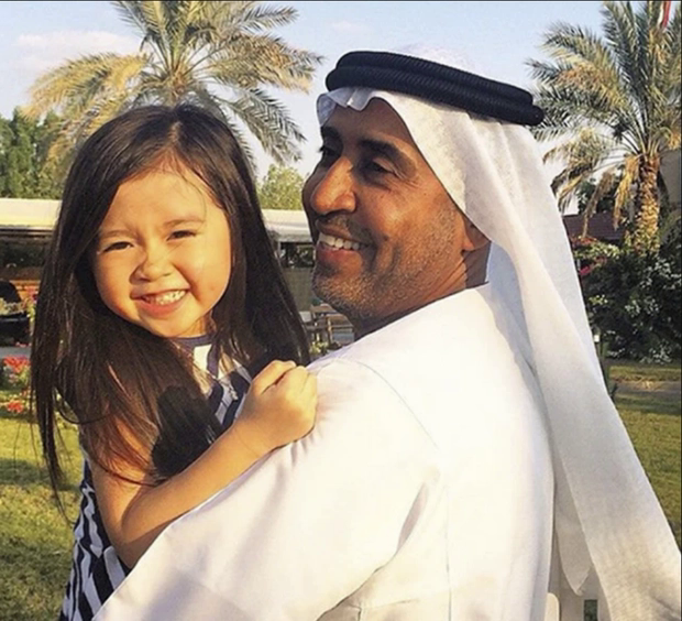 Cô nhóc từng bị đồn được đại gia Dubai nhận nuôi nhờ gương mặt thiên thần: 8 năm sau lớn cực xinh, tự kiếm được thu nhập khổng lồ - Ảnh 3.